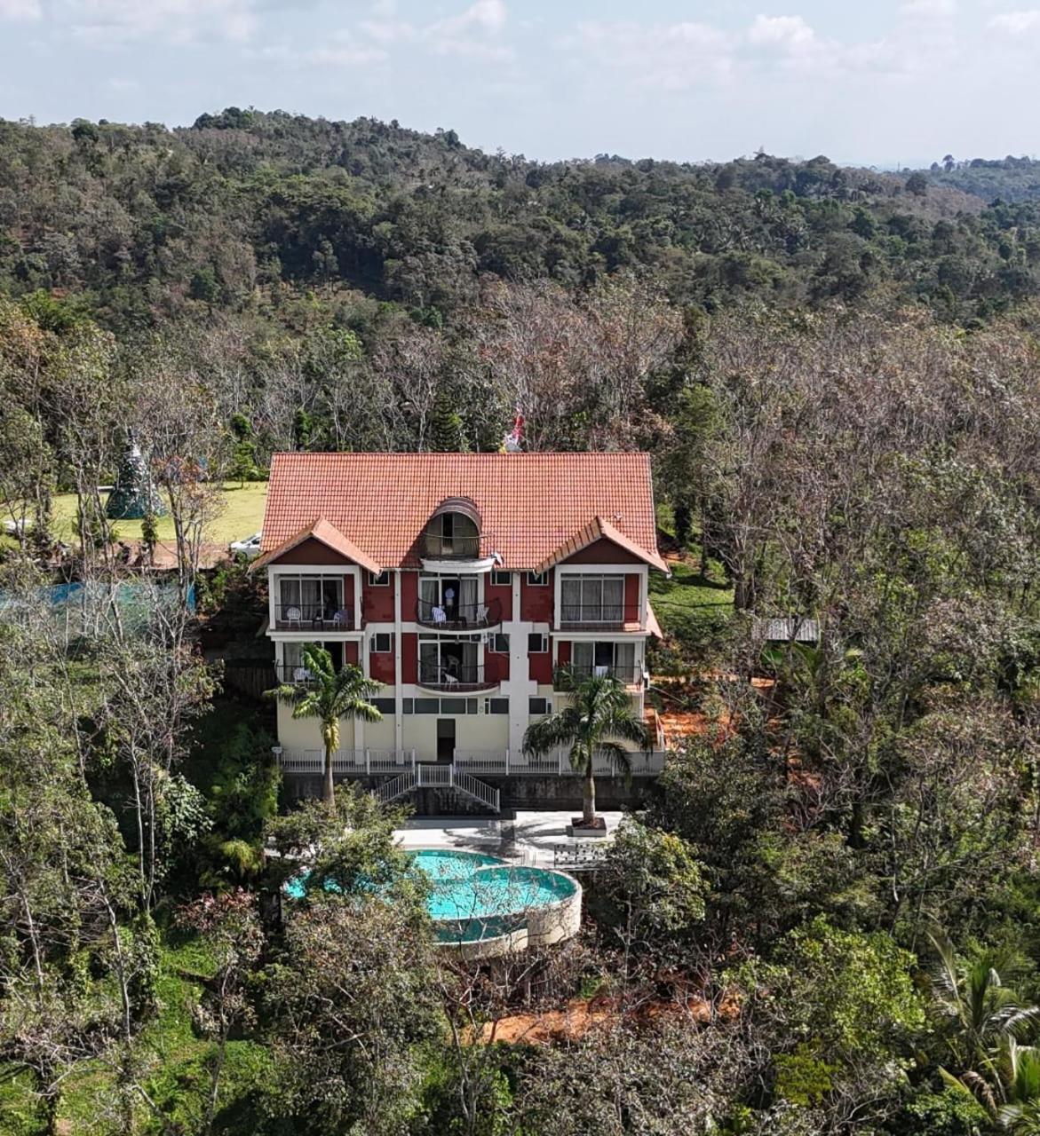 Serene Crest Resort Манантавади Екстериор снимка